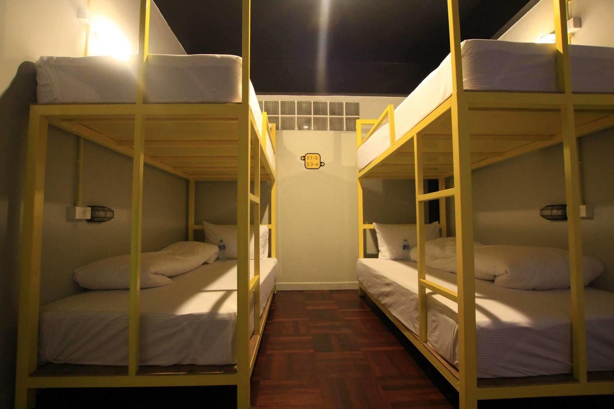 Your Hostel Krabi town Extérieur photo